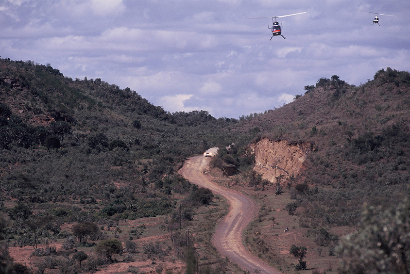 フライトメカニックを乗せたヘリコプターがセリカGT-FOURを追った