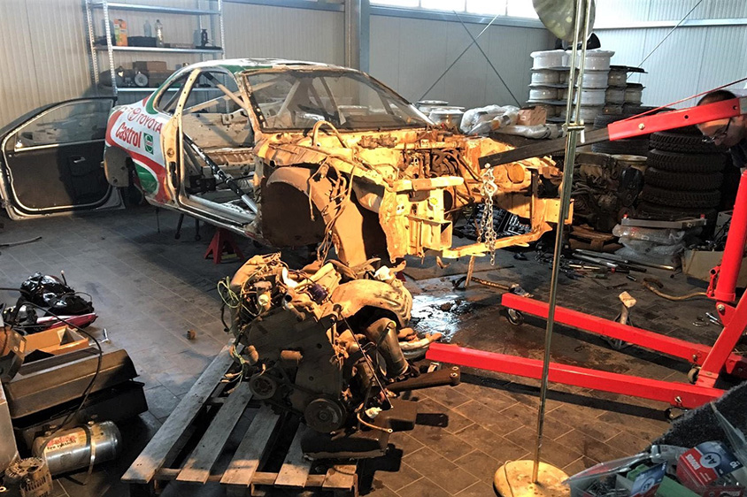 仏マター社でエンジンが降ろされたあとには23年前の泥がびっしりと