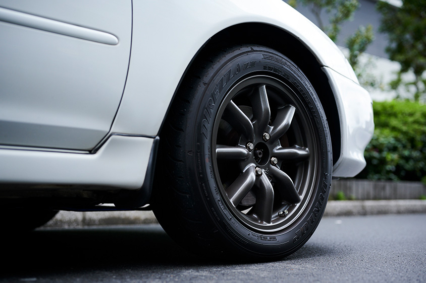 トヨタ・スプリンター トレノ（101型）右フロントタイヤ