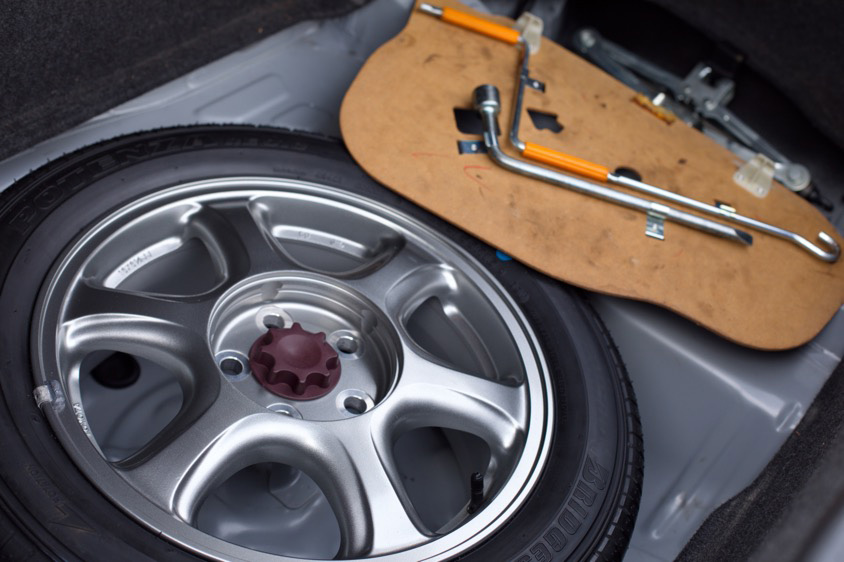 トヨタのチェイサー・ツアラーS(JZX90型)の純正スペアタイヤ