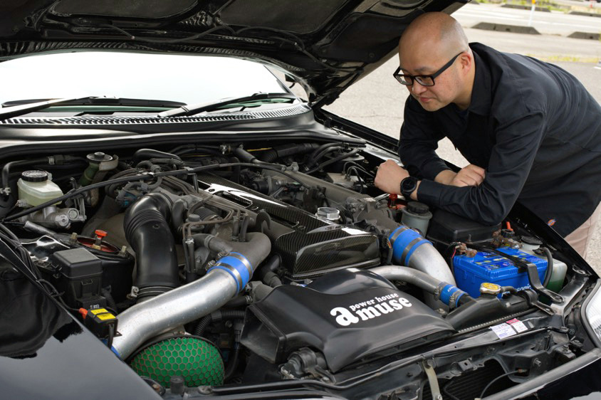 トヨタ・スープラ（A80）のエンジンを眺める樋口さん