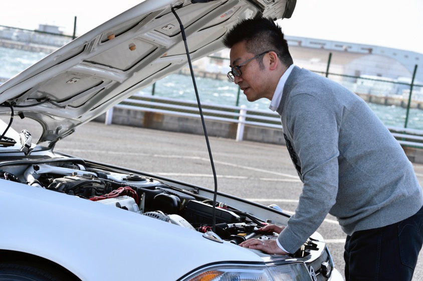 トヨタ・カリーナEDのエンジンを眺めるオーナーのサイバーブノさん