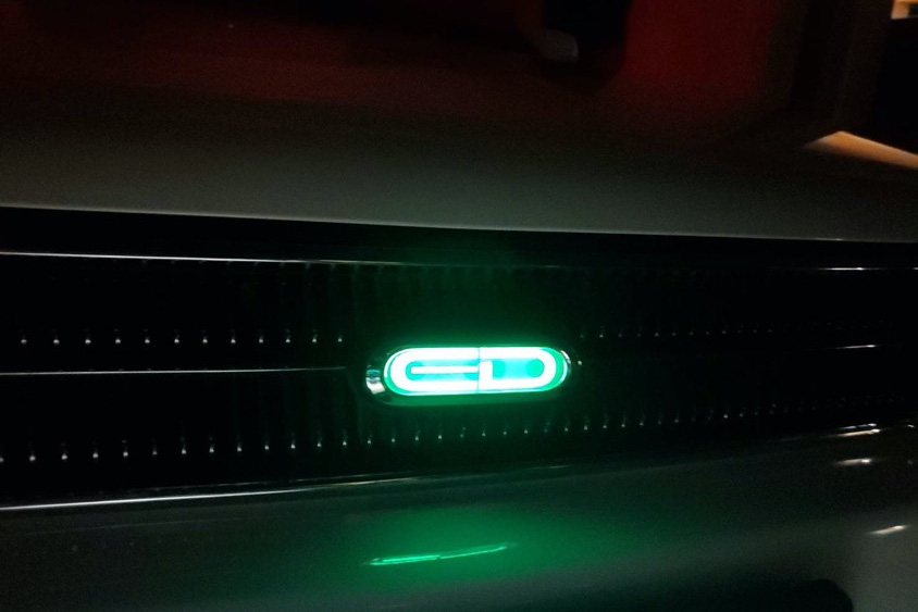 トヨタ・カリーナEDのライトアップされるロゴ