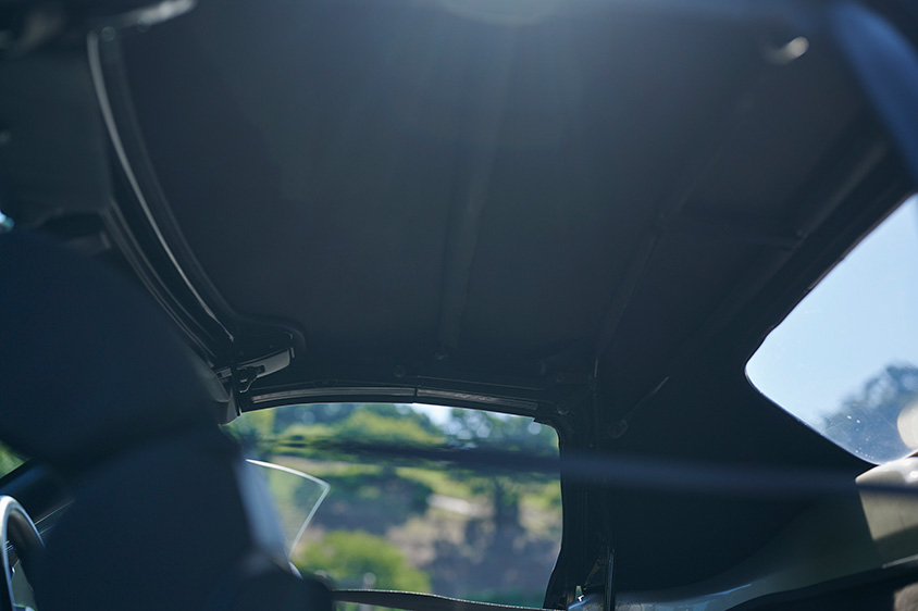 トヨタテクノクラフト・MRスパイダーの内側から見た幌