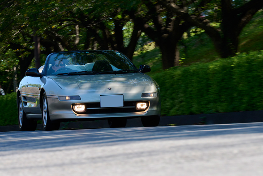 緑の中を走るトヨタテクノクラフト・MRスパイダー