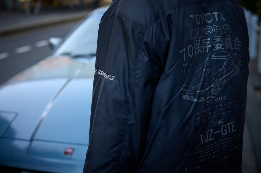 スープラ70保存委員会を着るトヨタ・スープラ（A70）のオーナー