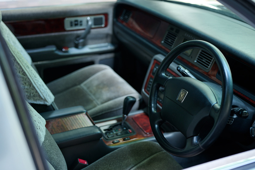 トヨタ・センチュリーの前席