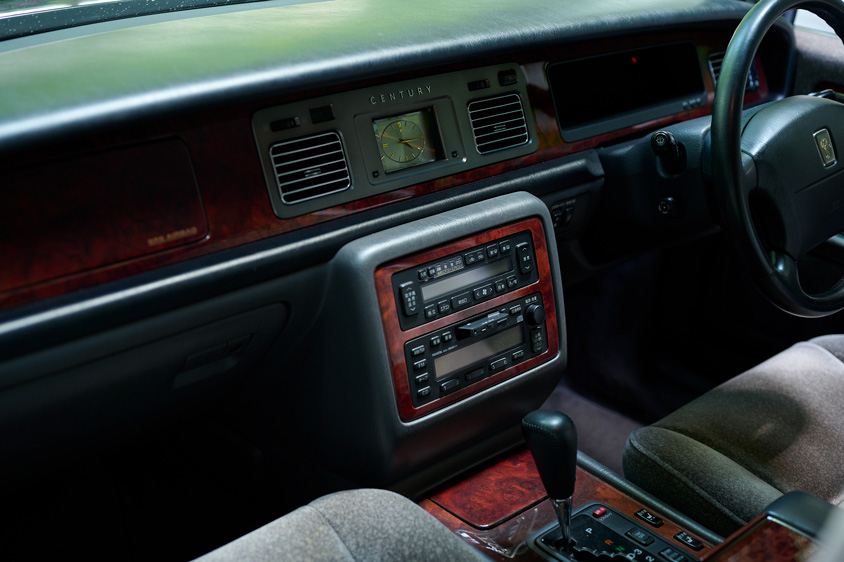 トヨタ・センチュリーのダッシュパネル