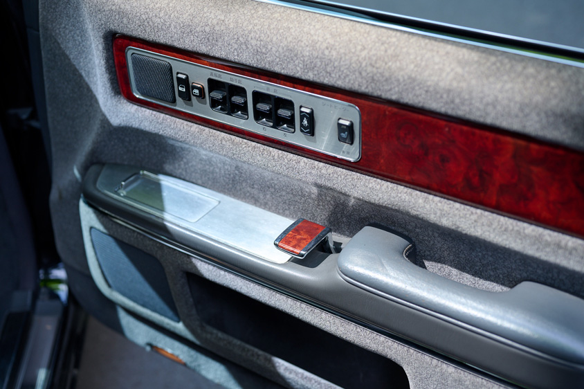 トヨタ・センチュリーのドア内側のスイッチ