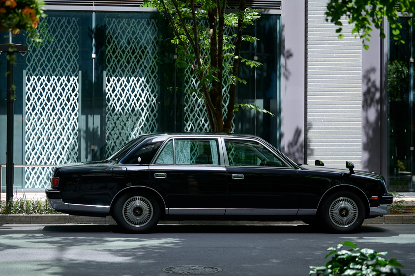 トヨタ・センチュリーの右サイドビュー