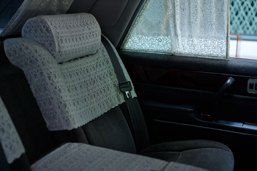 トヨタ・センチュリーのレースがかかった後席