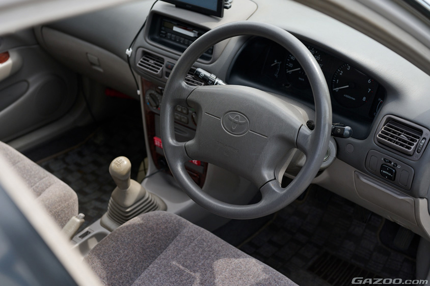 トヨタ・カローラSEサルーンの運転席