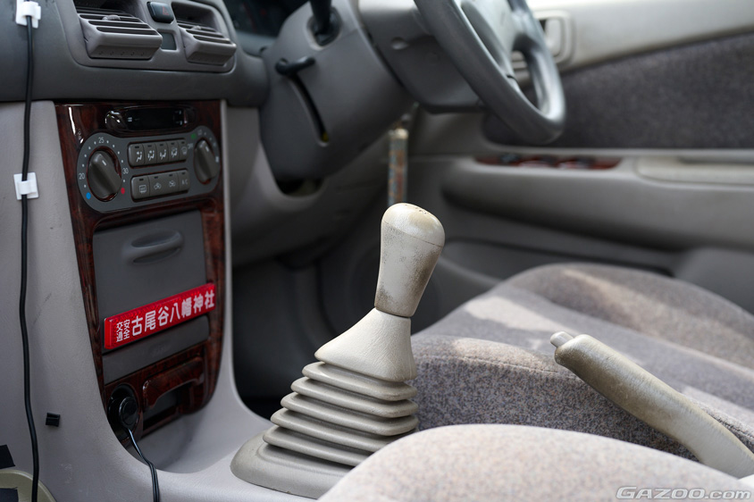 トヨタ・カローラSEサルーンのMTシフト