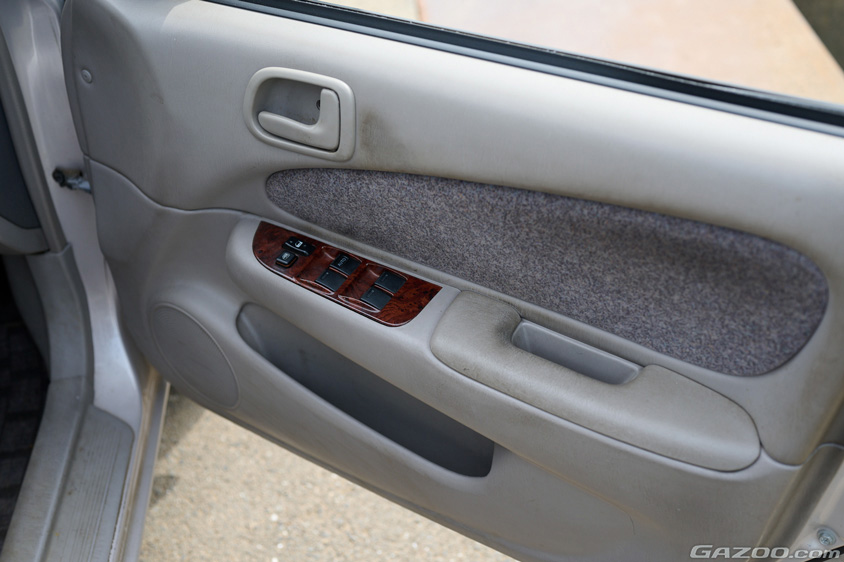 トヨタ・カローラSEサルーンのドアの内張り