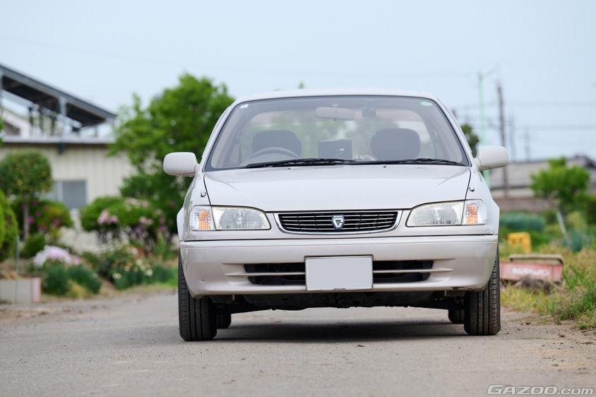 トヨタ・カローラSEサルーンの正面
