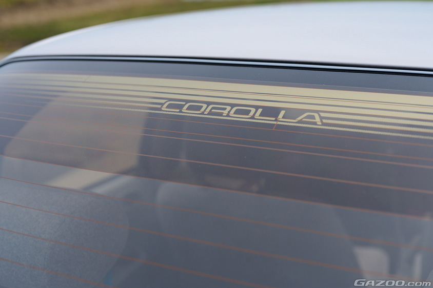 トヨタ・カローラSEサルーンのリアガラスのCOROLLAロゴ