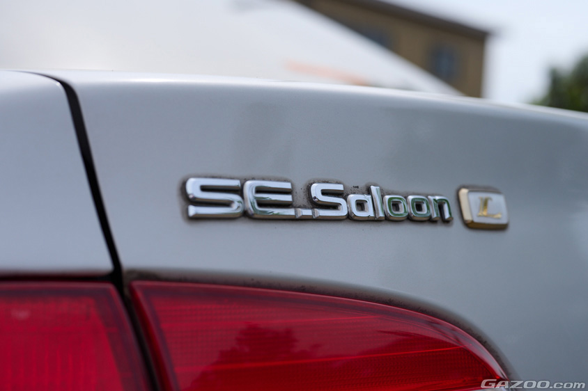 トヨタ・カローラSEサルーンの「SE Saloon」のエンブレム