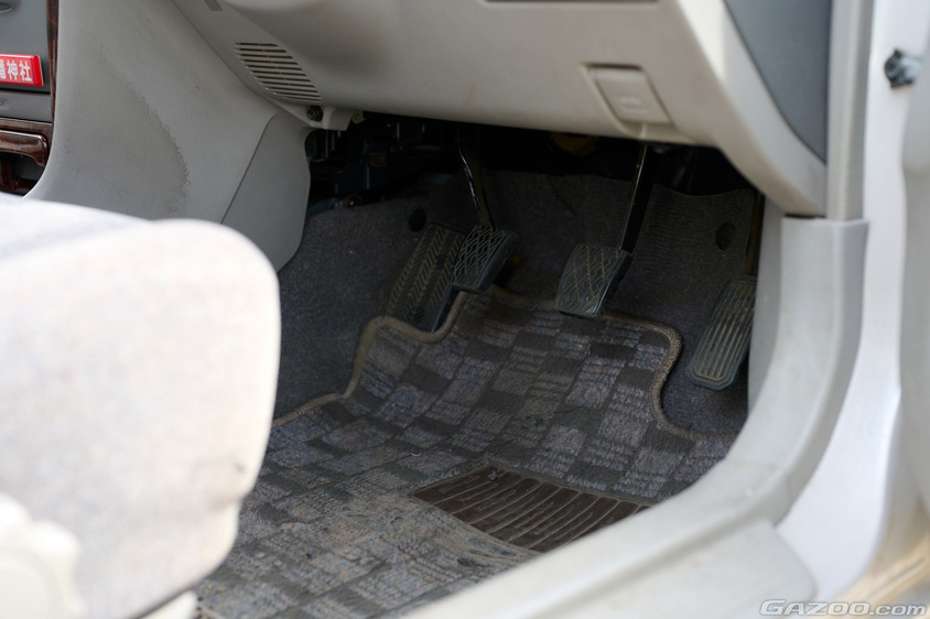 トヨタ・カローラSEサルーンのペダル