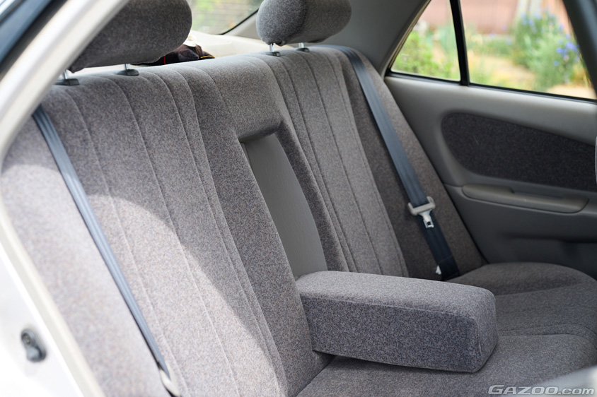 トヨタ・カローラSEサルーンの後席