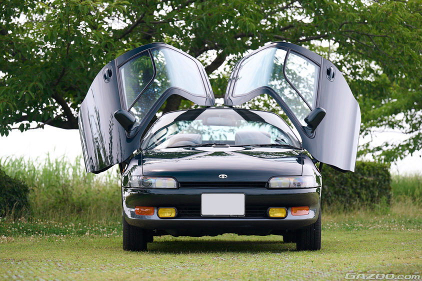 トヨタ・アムラックスセラのバタフライドアが開いた姿