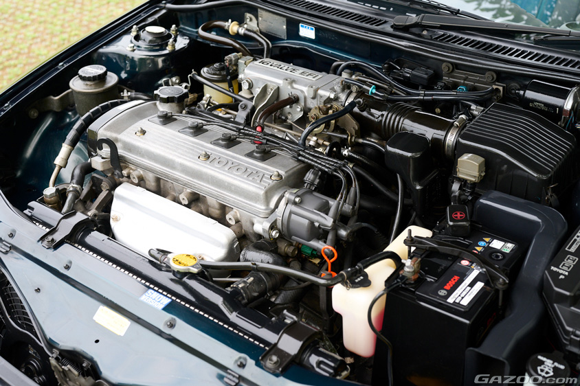 トヨタ・アムラックスセラのエンジンルーム