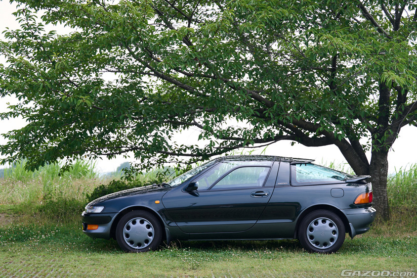 丸みのある流線形をしたトヨタ・アムラックスセラ
