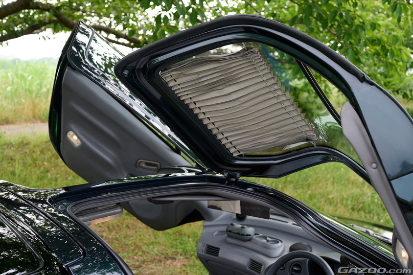 トヨタ・アムラックスセラのグラスキャノピーの内側