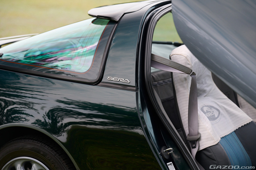 トヨタ・アムラックスセラのBピラーの「SERA」のエンブレム