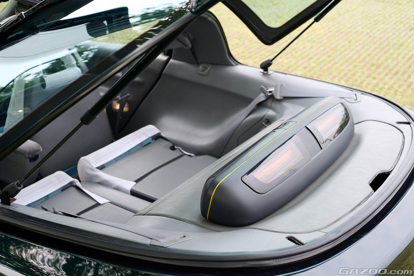 トヨタ・アムラックスセラのリヤハッチを開けたイメージ