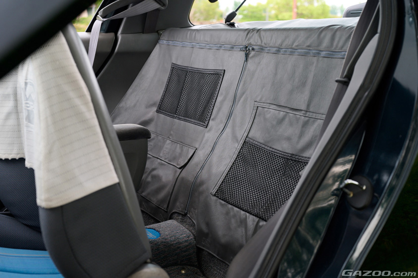 トヨタ・アムラックスセラの後席に掛けたトノカバー