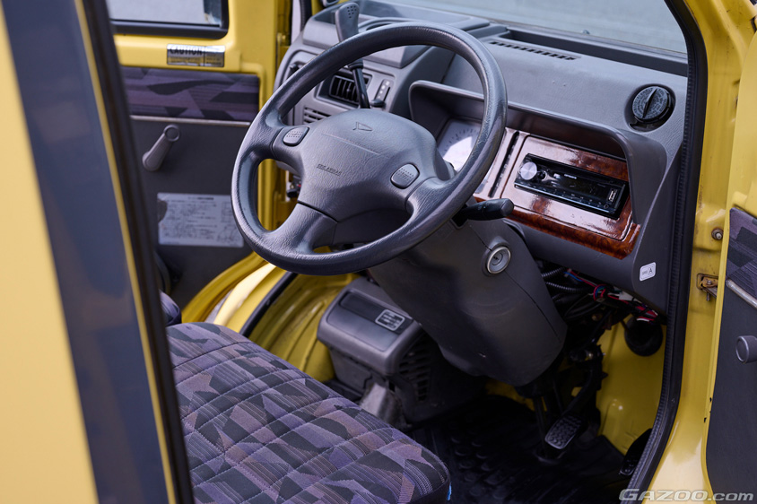 ダイハツ・ミゼットⅡの運転席