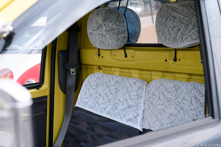 ダイハツ・ミゼットⅡのレースをかけたシート