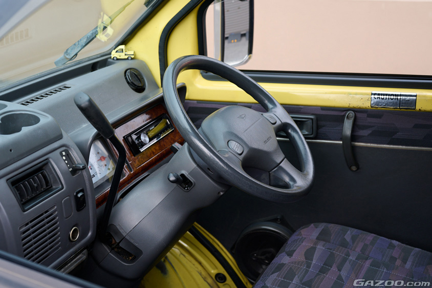 ダイハツ・ミゼットⅡのコラムシフトとステアリング