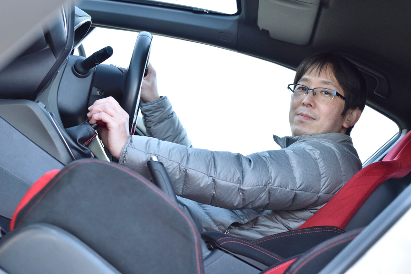 ホンダのシビックタイプR（FK2型）の運転席に座るやっはーさん