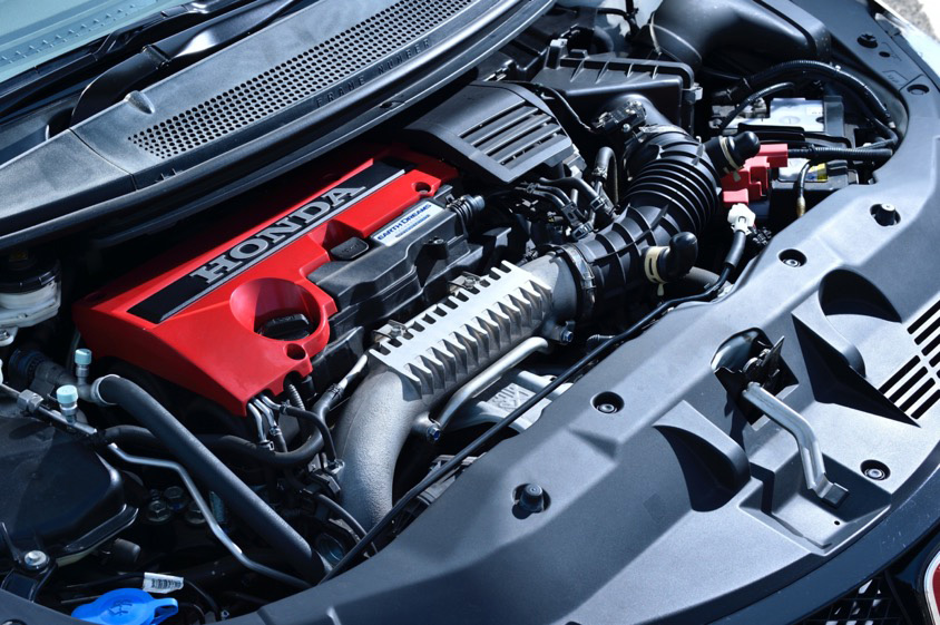 ホンダのシビックタイプR（FK2型）のエンジンルーム