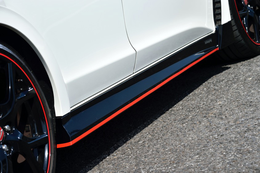 ホンダのシビックタイプR（FK2型）のサイドステップ