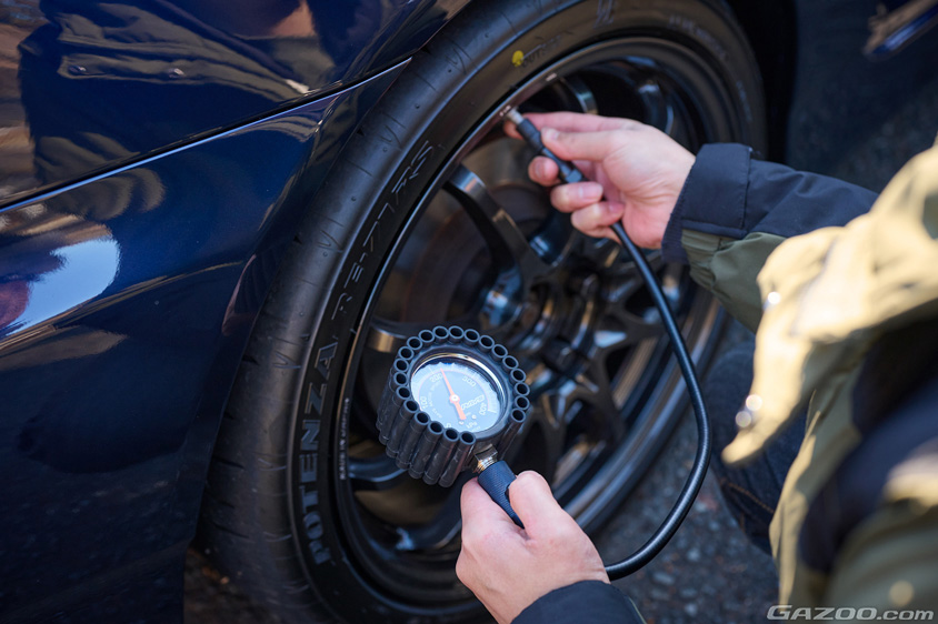 ホンダ・S2000（AP1）の空気圧を調整している様子