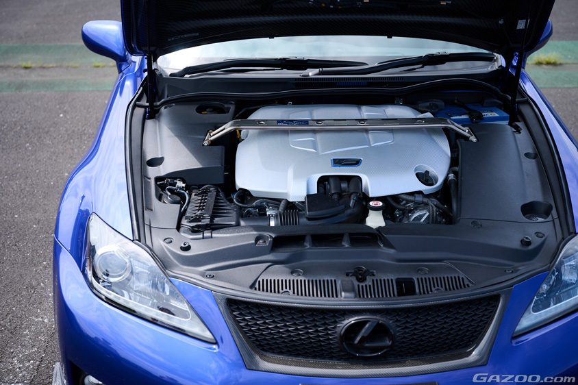 レクサス・IS Fのエンジンルーム