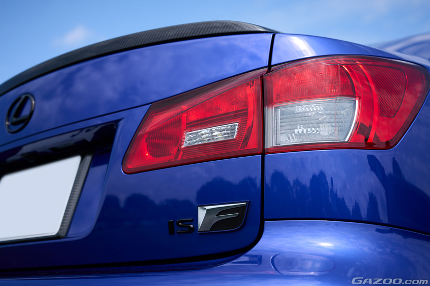 レクサス・IS FのテールランプとIS Fのエンブレム