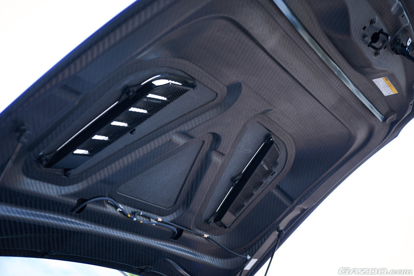 レクサス・IS Fのカーボンボンネット