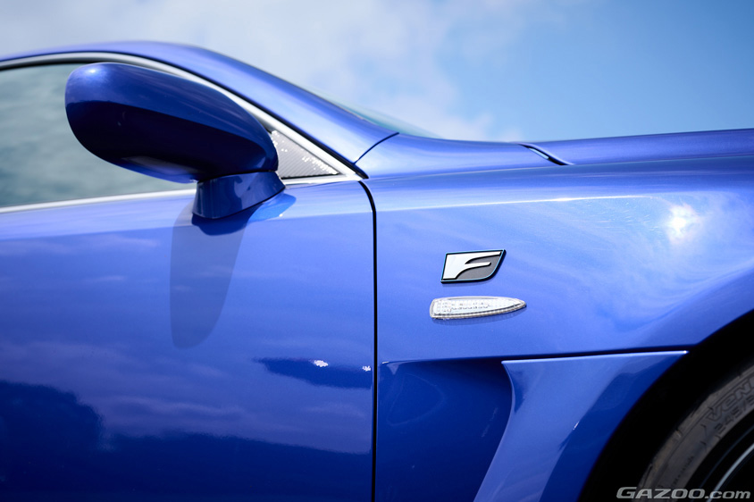 レクサス・IS Fの「F」のエンブレム