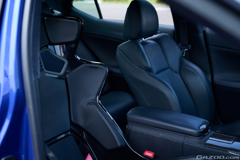 レクサス・IS Fに装着しているレカロシート