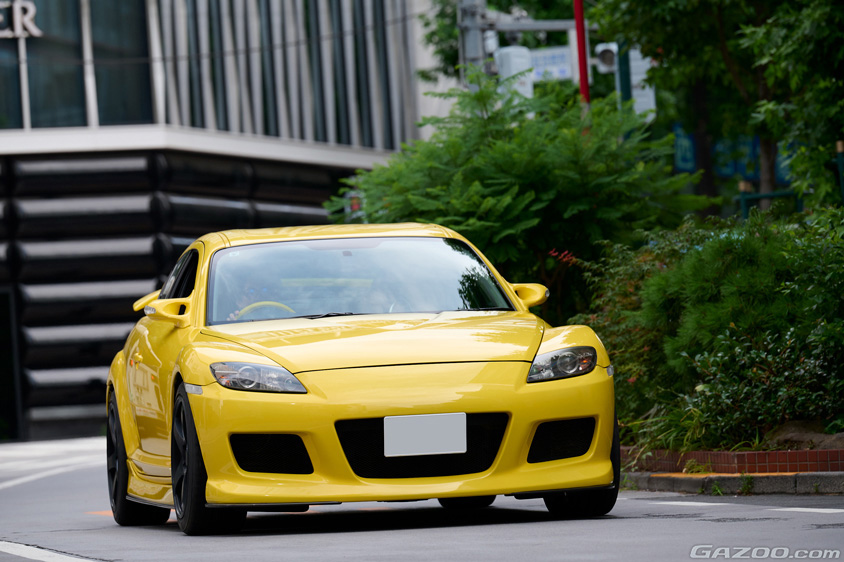 走行するマツダ・RX-8