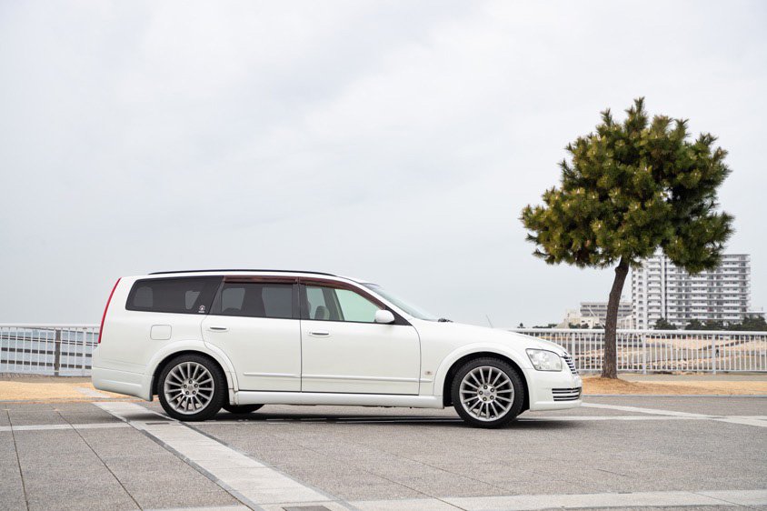 日産・ステージアのサイドビュー