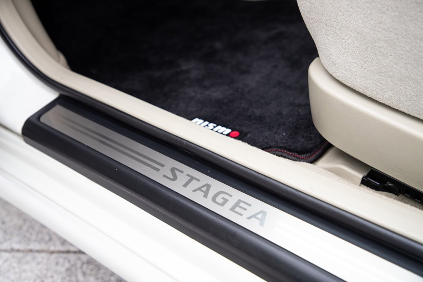 日産・ステージアのスカッフプレート