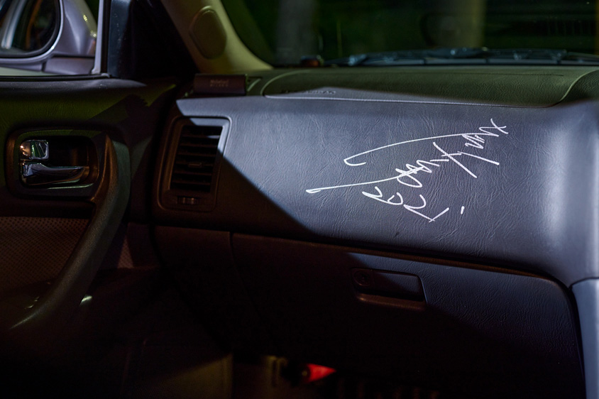 日産・スカイライン（R34型 25GT-X）のダッシュボードの土屋圭市氏のサイン