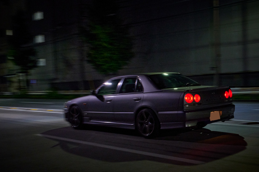 日産・スカイライン（R34型 25GT-X）の走行シーン