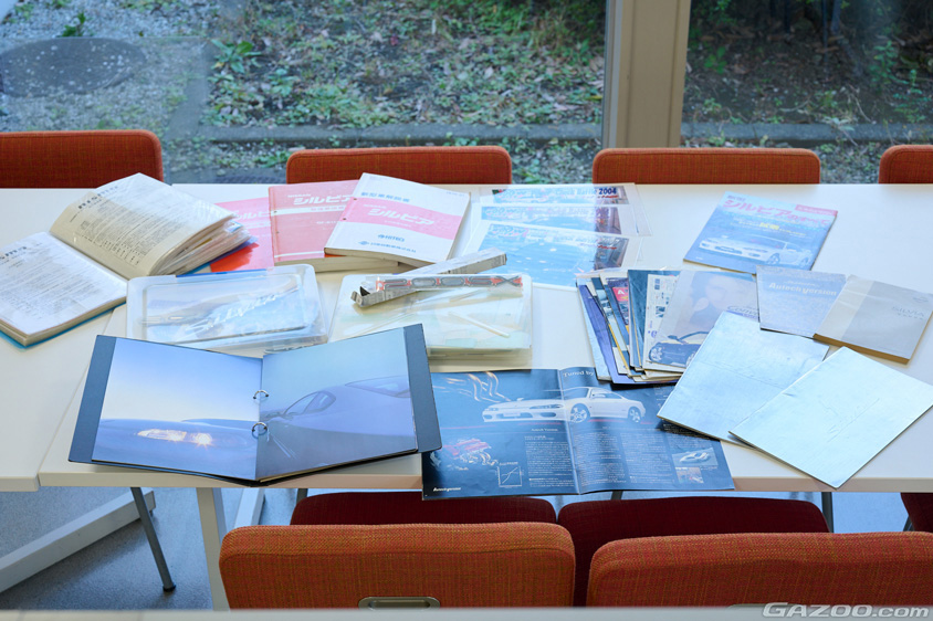 日産・シルビア オーテックバージョン（S15）のカタログやマニュアルなどを広げていただいた