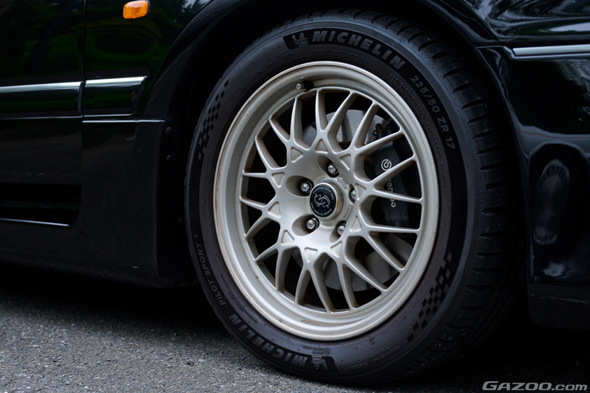 日産・ステージア オーテックバージョン 260RSの右フロントタイヤ