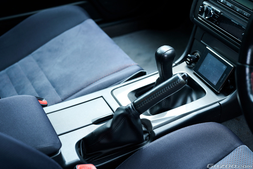 日産・ステージア オーテックバージョン 260RSのシフトノブとサイドブレーキ